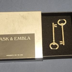 Ask & Embla Salem Key Earrings